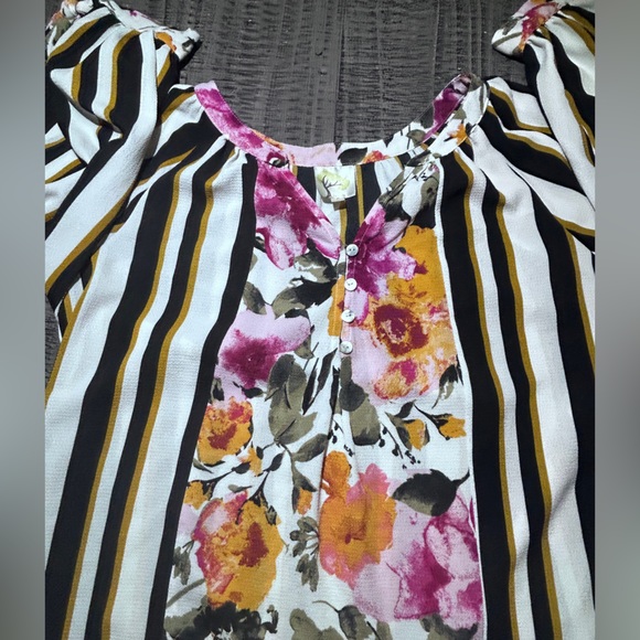 Fig and Flower Multicolor Floral Blouse - Picture 3 of 9